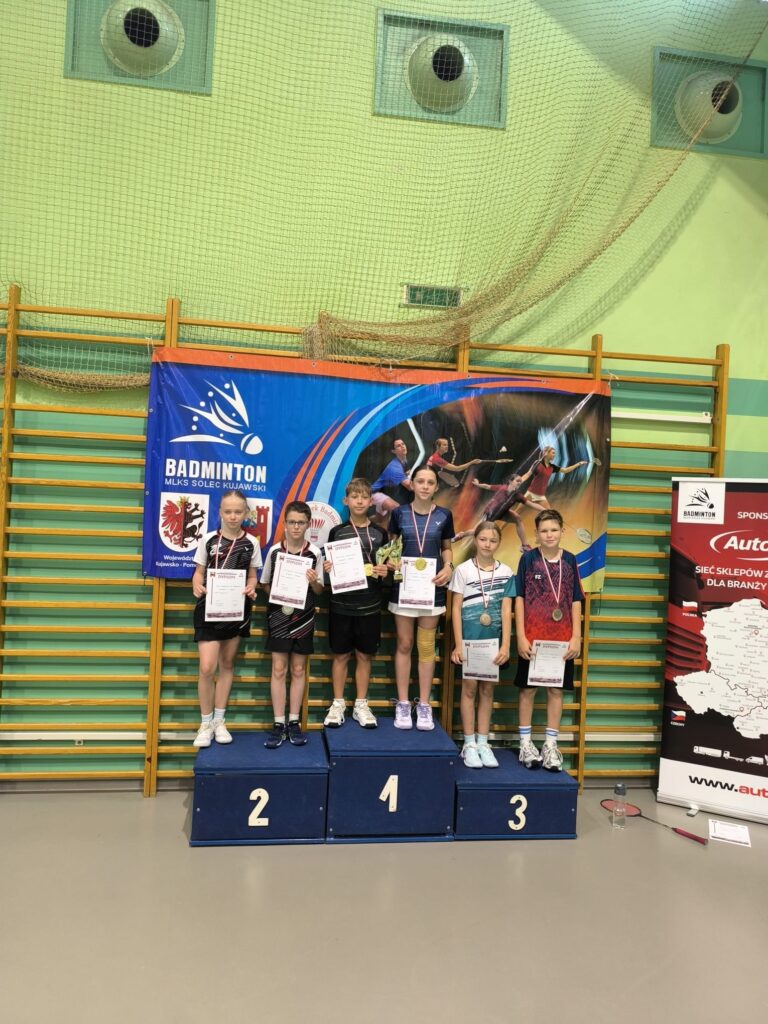 zawodnicy na podium