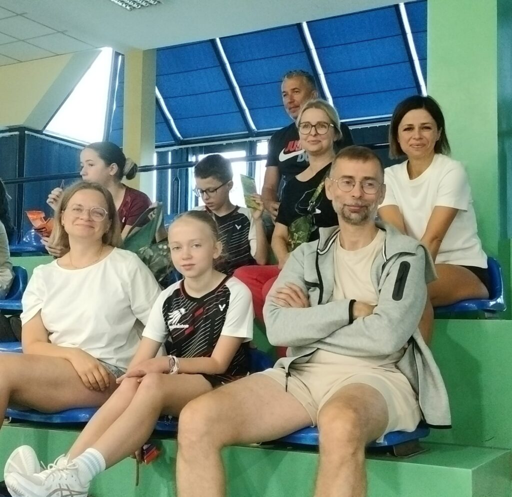 rodzice i dzieci kibicuja swojej druzynie