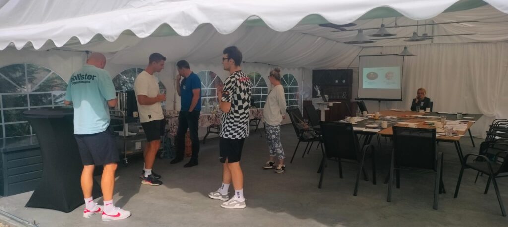 Grupa w trakcie rozmów